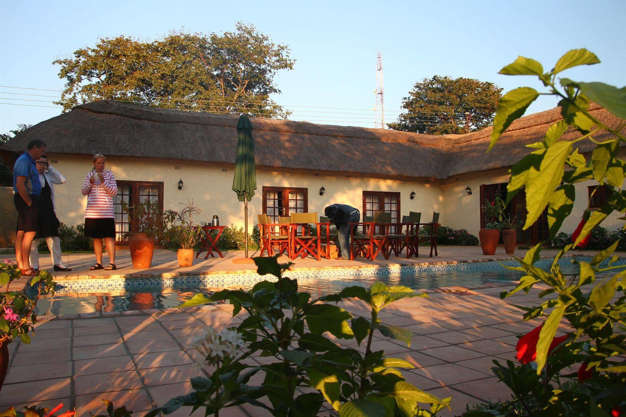 Mandebele Lodge Victoria Falls Exterior foto